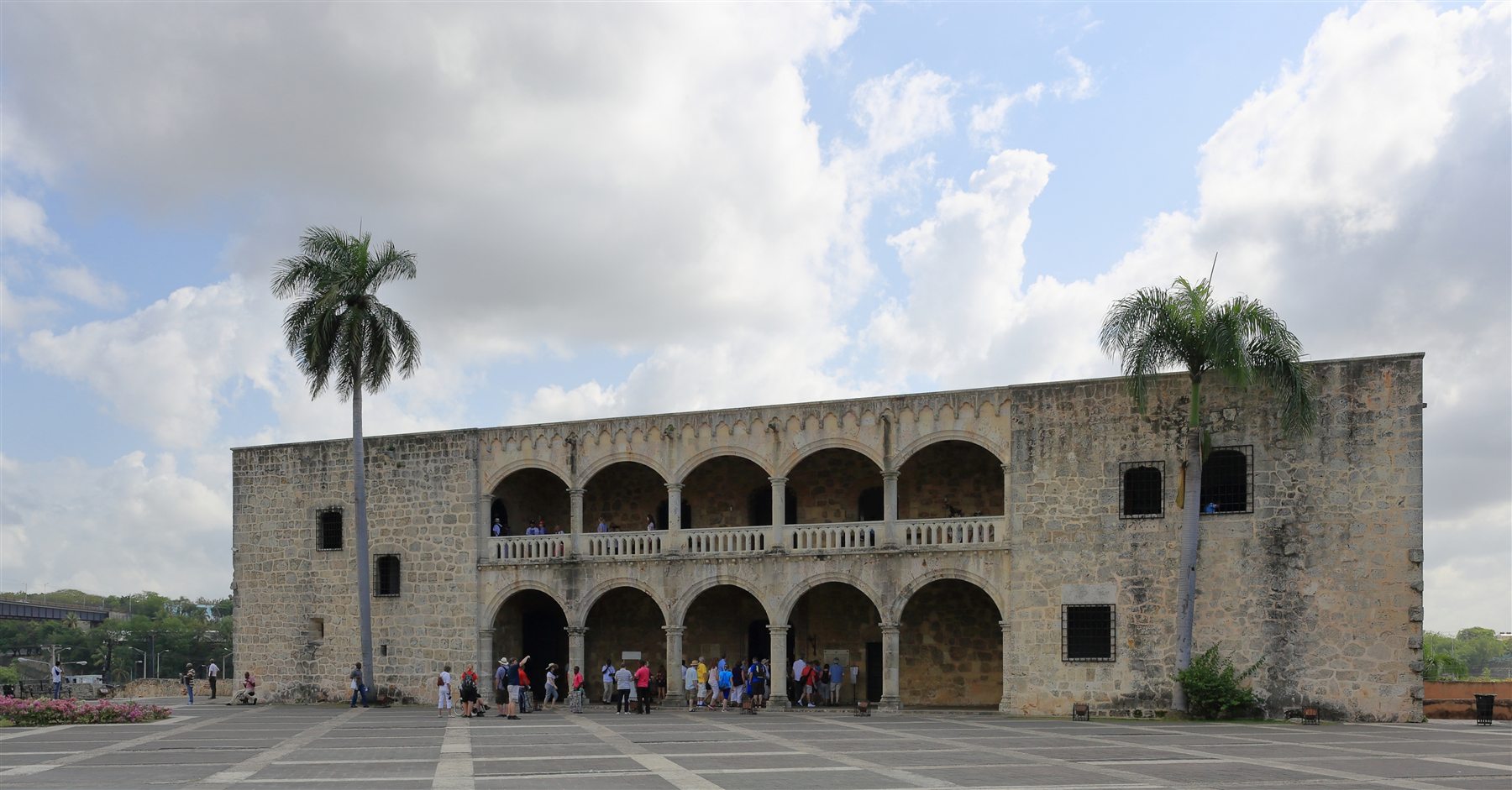 Fachada y arcos del Alcázar de Colón en Santo Domingo